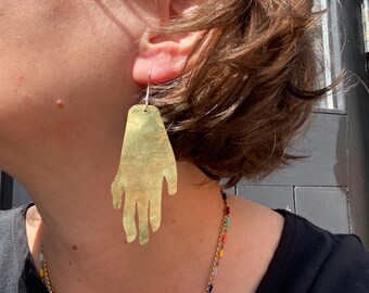 Pendientes llamativos Golden Hands en latón natural