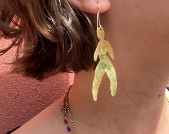 Pendientes llamativos de latón dorado de Merry Maidens