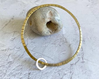 Pulsera rígida LINYOW de latón martillado y plata de ley reciclada