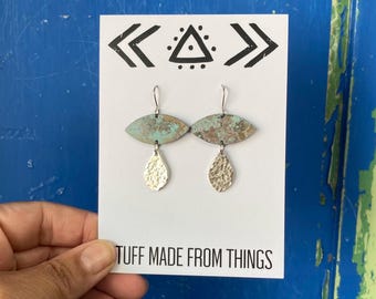 Boucles d'oreilles en forme de goutte d'oeil et de larme vert de gris - Patine turquoise sur fils argentés