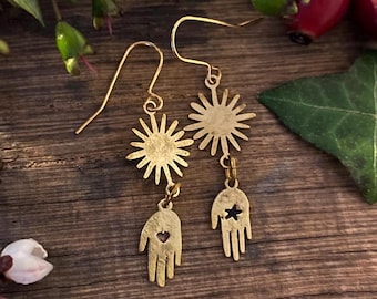 Boucles d'oreilles pendantes main en laiton doré : soleil, étoile, coeur - Art folklorique bohème