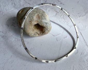 Pulsera rígida de plata esterlina reciclada martillada de GWARI