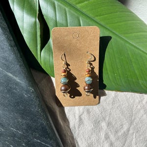 Aretes de jade y jaspe trenzados con alambre • Joyas con alambre dorado • Aretes de jade y jaspe •