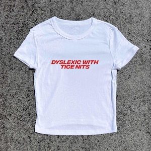 Y2K Baby ausgestattet T-Shirt, Dyslexie mit Tice Nissen - 3D Puff handbedruckt | Y2K Baby T-Shirt, Y2K Slogan T-Shirt, Dyslexia Baby T-Shirt, Dyslexic Tees