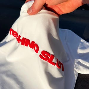 Techno Sl*t - Camiseta de bebé para mujer 340 - Camiseta ajustada para bebé Y2K y top corto, estampado 3D abullonado, camisetas para fanáticos del techno, techno gay, camisetas de música techno imagen 2