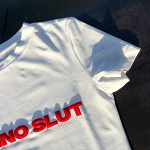 Techno Sl*t - Camiseta de bebé para mujer 340 - Camiseta ajustada para bebé Y2K y top corto, estampado 3D abullonado, camisetas para fanáticos del techno, techno gay, camisetas de música techno imagen 3
