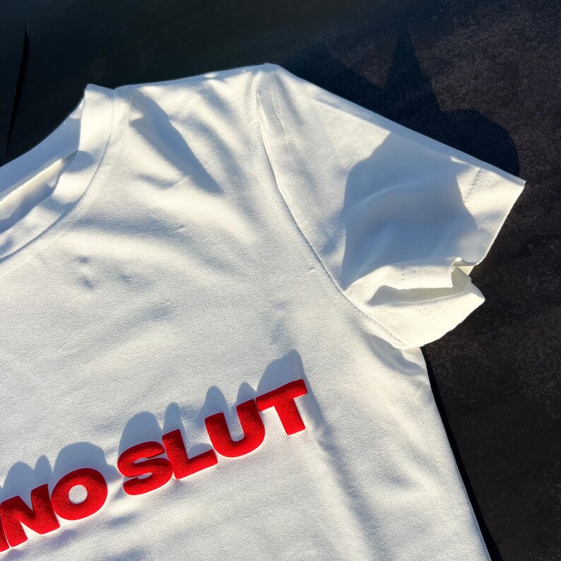 Techno Sl*t - Camiseta de bebé para mujer 340 - Camiseta ajustada para bebé Y2K y top corto, estampado 3D abullonado, camisetas para fanáticos del techno, techno gay, camisetas de música techno imagen 3