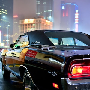 Impresión del Dodge Charger 1969: Arte de un muscle car nocturno en la ciudad (descarga digital)