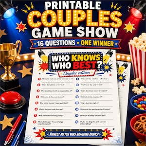Puede incluir: Una hoja de juego imprimible para parejas titulada Who Knows Who Best? Couples edition, con 16 preguntas numeradas y líneas para respuestas, un trofeo dorado, un pulsador rojo, dos bolígrafos y cuencos con palomitas sobre fondo azul.