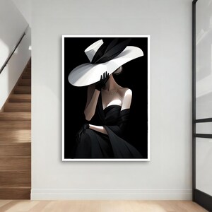 Peut inclure: Une femme v&ecirc;tue d'une robe noire et d'un grand chapeau blanc est assise dans une pi&egrave;ce sombre. Le chapeau couvre la majeure partie de son visage et elle porte des gants noirs.