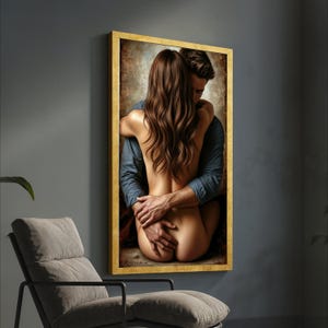 Könnte beinhalten: Ein gerahmtes Kunstwerk zeigt eine zärtliche Umarmung. Ein Mann in einem blauen Hemd umarmt eine Frau mit langen braunen Haaren. Der Rücken der Frau ist abgewandt, und das Kunstwerk ist in einem goldfarbenen Rahmen gerahmt.