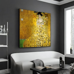 Puede incluir: Una pintura de una mujer con un vestido dorado con un patrón geométrico. El fondo es un mosaico dorado con un borde verde.