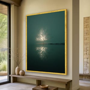 以下が含まれることがあります： 水面に映る光る木を描いた額装アートプリント。 作品はティールとゴールドの色使いです。 木の枝と根が照らされ、印象的な視覚効果を生み出しています。 金色のフレームが作品にエレガントさを添えています。