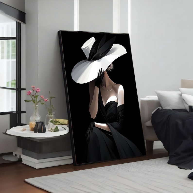 Peut inclure: Une illustration en noir et blanc d'une femme portant un grand chapeau blanc et une robe noire. La femme est debout devant un fond noir.