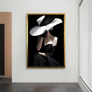 Peut inclure: Une femme v&ecirc;tue d'une robe noire et d'un grand chapeau blanc. Le chapeau lui couvre le visage et elle regarde vers le bas. L'arri&egrave;re-plan est noir.