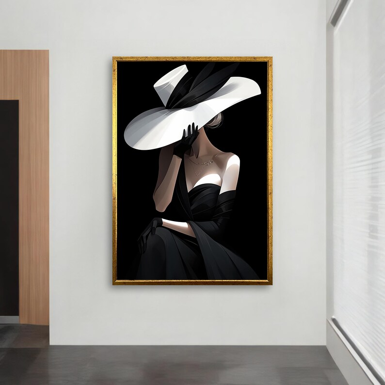 Peut inclure: Une femme v&ecirc;tue d'une robe noire et d'un grand chapeau blanc. Le chapeau lui couvre le visage et elle regarde vers le bas. L'arri&egrave;re-plan est noir.