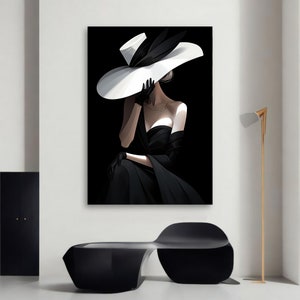Peut inclure: Une femme v&ecirc;tue d'une robe noire et d'un grand chapeau blanc avec un ruban noir. La femme se tient dans une pi&egrave;ce sombre et regarde vers le bas. L'image est de style minimaliste.