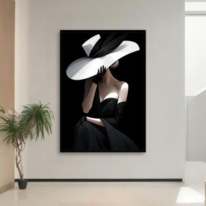 Peut inclure: Une femme v&ecirc;tue d'une robe noire et d'un grand chapeau blanc avec un ruban noir. Elle est assise, la main sur le visage.