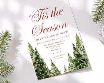 以下が含まれることがあります： 「Tis the Season」のテキストが装飾的なフォントで書かれた、折り畳まれたクリスマス招待状。常緑樹の水彩イラストとイベントの詳細が特徴です。