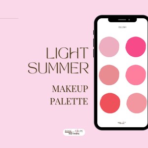 Puede incluir: Fondo rosa claro con las palabras «LIGHT SUMMER MAKEUP PALETTE» en texto marrón. Un smartphone muestra una paleta de rubor con seis tonos rosas. El texto «Ilustración solamente. Las paletas pueden variar.» está a la derecha.