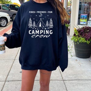 Svg d'équipage de camping | Aventure | Camping amusant | Camp d'été Svg | La vie au camping Svg | Extérieur | l'aventure vous attend | Clipart PNG SVG