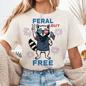 PNG Svg sauvage mais gratuit | Chemise 4 juillet | Drapeau américain SVG | Fête patriotique de l'indépendance PNG | Restez trash Amérique | Cadeau pour amateur de raton laveur