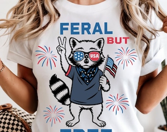 Mapache salvaje pero libre SVG PNG – Divertido diseño de camiseta patriótica del 4 de julio, gráfico de fuegos artificiales del Día de la Independencia de EE. UU., sublimación de la bandera estadounidense