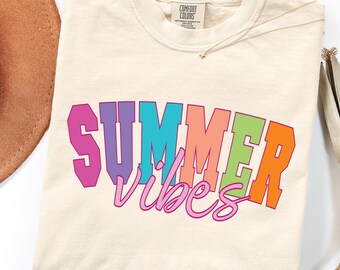 Ambiente veraniego PNG SVG / Diseño neón universitario / Camiseta de verano a la moda