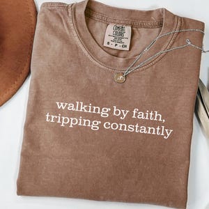 Marcher par la foi, trébucher constamment Svg png | Christian Svg | Jésus minimaliste | chemise d'église |  Verset biblique | Chemise inspirante