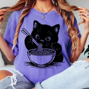 Funny Cat PNG SVG, Cute Cat Eating Ramen, Foodie Cat, Trendy Cat, Noodles, Japanese Noodle Bowl, Cat Lovers, Black Cats Loving Cats
