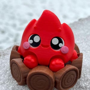 以下が含まれることがあります： 蓋付きのセラミックキャニスター3個セット。キャニスターは白地に青い花柄。一番大きいキャニスターは高さ20cm、中くらいは18cm、一番小さいのは15cmです。