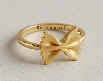 Anello per pasta italiana Farfalle, anello a forma di papillon in oro giallo 14 carati, regalo delicato per gli amanti della pasta, regalo per lei da chef italiana, gioiello a tema pasta
