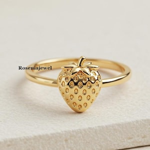 Stapelbare aardbeiring, bessensieraden, op fruit geïnspireerde ring, fruitring, 14 kt gouden ring, kleine sieraden, leuke ring voor vrouwen, fruitsieraden
