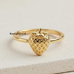 Bague fraise empilable, bijoux baies, bague inspirée des fruits, bague fruits, bague en or 14 carats, petits bijoux, jolie bague pour femme, bijoux fruits