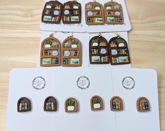 Boekenliefhebber miniatuur boekenplankoorbellen statementstukken of stekers in licht- of donkerbruin