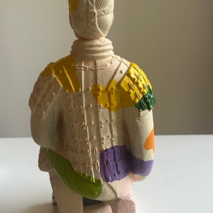 Soldat en terre cuite sculpté à la main sur lequel est peinte une carte de la Chine. Ouvert à la négociation.