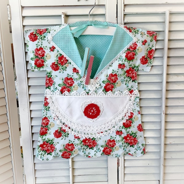 Retro Roses Clothes pin bag Dress style Vintage retro style Pioneer Woman Fabric Farmhouse decor Vintage doily apron