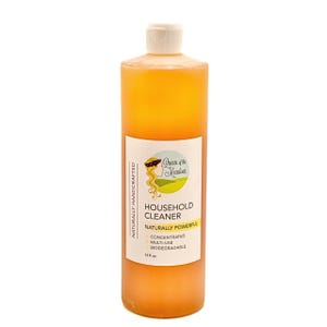 K&ouml;nnte beinhalten: Eine 473 ml Flasche konzentrierten, vielseitig verwendbaren, biologisch abbaubaren Haushaltsreinigers. Die Flasche ist bernsteinfarben und hat ein wei&szlig;es Etikett mit dem Text "Queen of the Meadow" und "Household Cleaner Naturally Powerful".