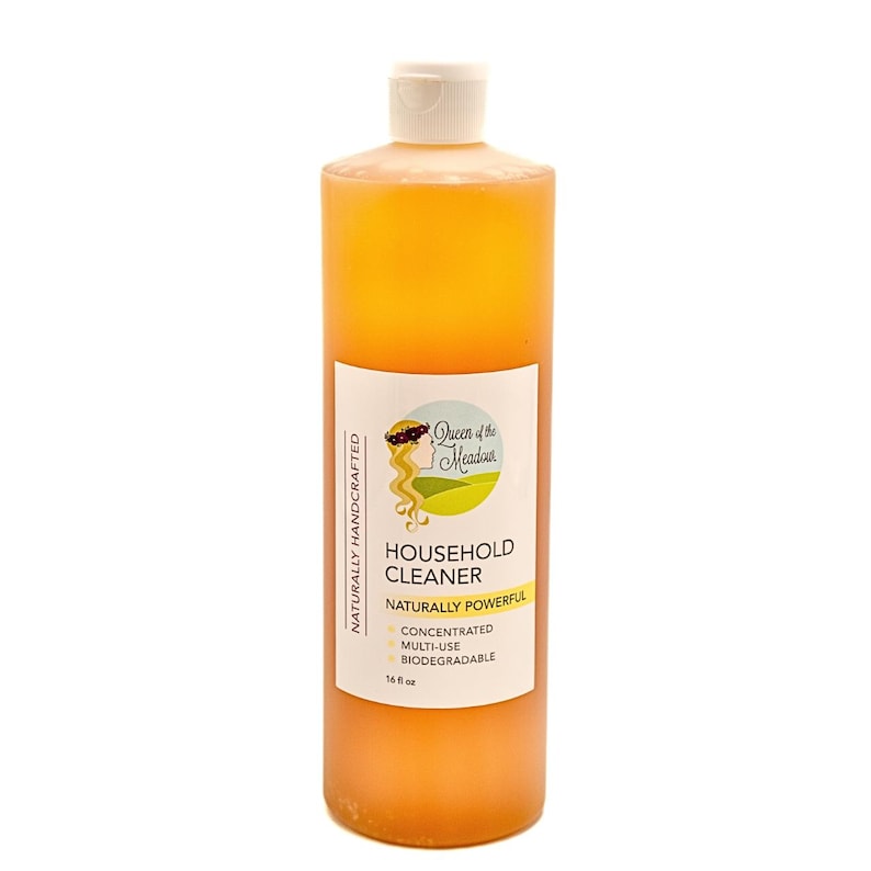 K&ouml;nnte beinhalten: Eine 473 ml Flasche konzentrierten, vielseitig verwendbaren, biologisch abbaubaren Haushaltsreinigers. Die Flasche ist bernsteinfarben und hat ein wei&szlig;es Etikett mit dem Text "Queen of the Meadow" und "Household Cleaner Naturally Powerful".
