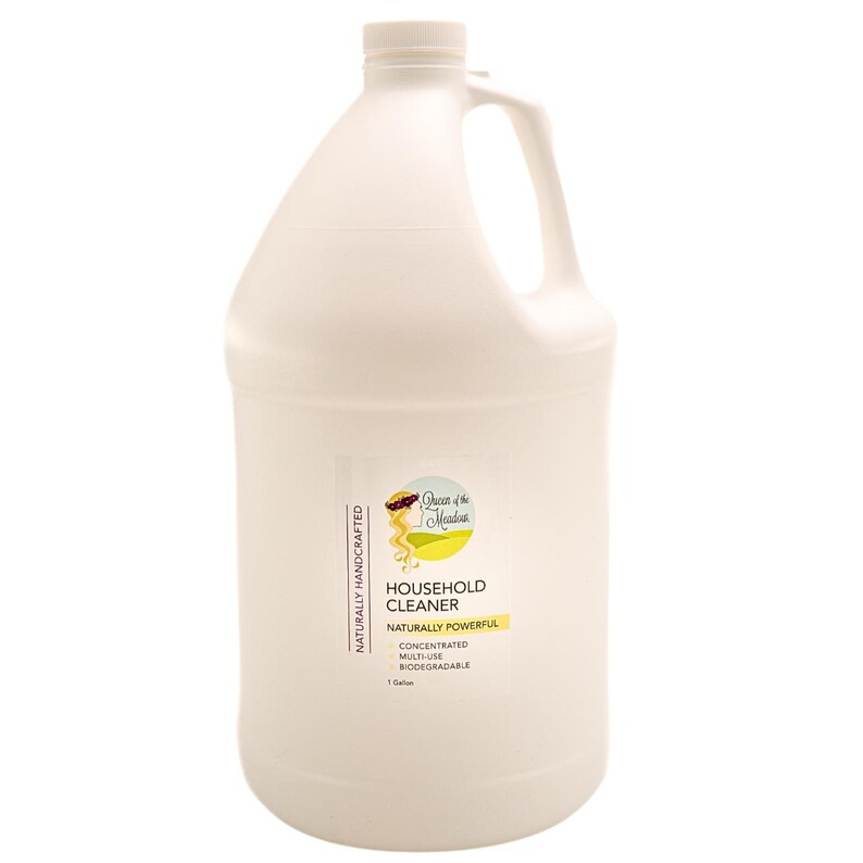 K&ouml;nnte beinhalten: Ein wei&szlig;er Plastikkanister mit einem Liter Haushaltsreiniger mit einem Etikett mit der Aufschrift "Queen of the Meadow" und "Household Cleaner Naturally Powerful Concentrated Multi-Use Biodegradable 1 Gallon".