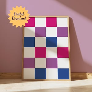 Peut inclure: Une affiche encadrée avec un motif en damier dans les tons de rose, violet, bleu et blanc. L'œuvre est dans un cadre en bois et est appuyée contre un mur violet. Un graphique en forme d'étoile jaune dans le coin supérieur gauche indique "Téléchargement numérique".