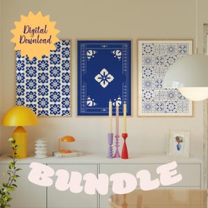 Puede incluir: Tres impresiones digitales con patrones geométricos azules y blancos. Las impresiones están enmarcadas y colgadas en una pared en un interior moderno. El texto "BUNDLE" está escrito en letras rosas sobre una superficie blanca.