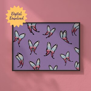 Puede incluir: Impresión enmarcada con un patrón repetido de mariposas. Las mariposas tienen detalles rosas, azules y negros sobre un fondo morado. Las palabras "Digital Download" están en forma de estrella amarilla en la esquina superior izquierda.
