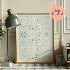 Könnte beinhalten: Ein gerahmter Druck mit goldenem Rand, der ein sich wiederholendes Muster aus hellgrünen floralen und geometrischen Designs zeigt. Die Worte "Digital Download" stehen in einem pfirsichfarbenen Stern. Links ist eine grüne Stehlampe.