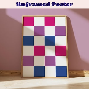 Könnte beinhalten: Ein ungerahmtes Poster mit einem Schachbrettmuster in Rosa, Lila, Blau und Weiß. Das Poster befindet sich in einem Holzrahmen und lehnt an einer rosa Wand. Der Text "Unframed Poster" steht oben.