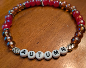 Bracelet de perles d'automne - Bracelet extensible couleurs d'automne avec breloques feuilles et lettres lettres - Bijoux de saison, cadeau d'automne, bracelet d'automne bohème