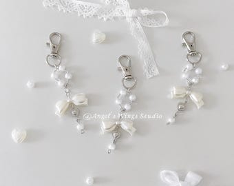Pearly Coquette elegante handgemaakte esthetische sleutelhanger. Sleutelhanger met wit lint met kralen.