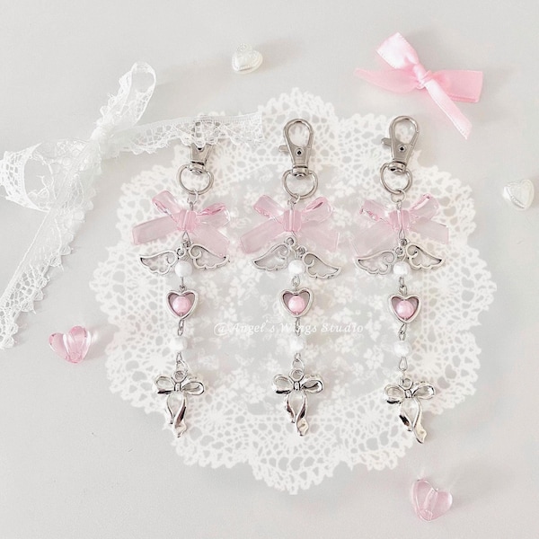 Recht rosa Engel-Flügel-Charme-besetzte Keychain. Ästhetischer handgemachter Karabiner-Verschluss Trendy Pink Bow Heart Keychain für Taschen.