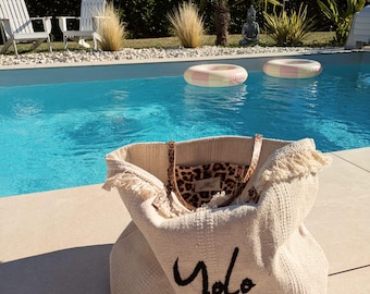 Customizable tote bag with hand-embroidered message