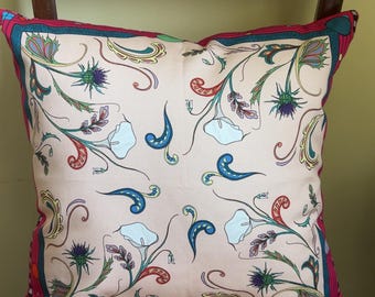 Coussin illustré de chardon écossais et de lys
